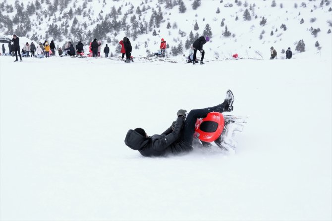 "Aladağ" 2 bin 385 metre rakımda kayak keyfi yaşatıyor
