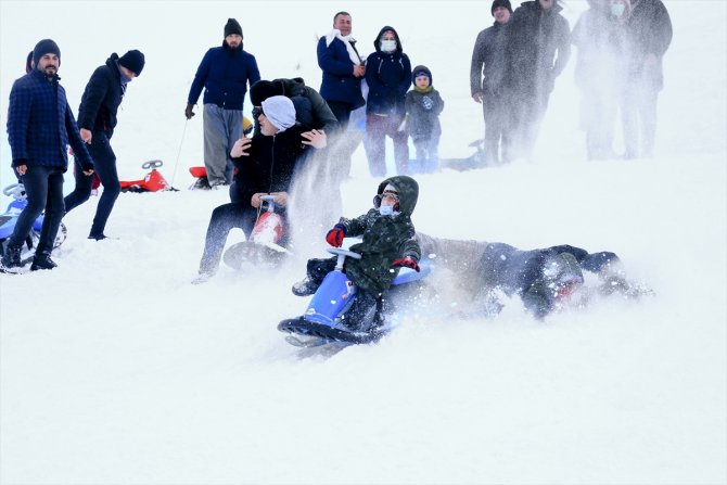 "Aladağ" 2 bin 385 metre rakımda kayak keyfi yaşatıyor