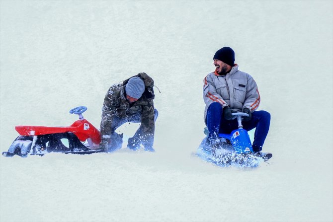 "Aladağ" 2 bin 385 metre rakımda kayak keyfi yaşatıyor