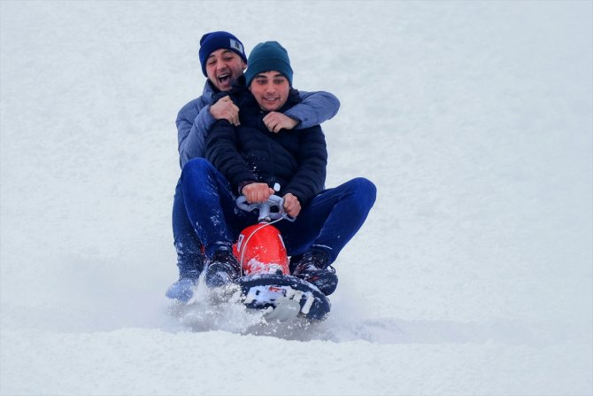 "Aladağ" 2 bin 385 metre rakımda kayak keyfi yaşatıyor