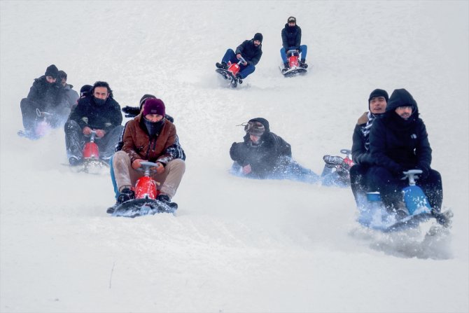 "Aladağ" 2 bin 385 metre rakımda kayak keyfi yaşatıyor