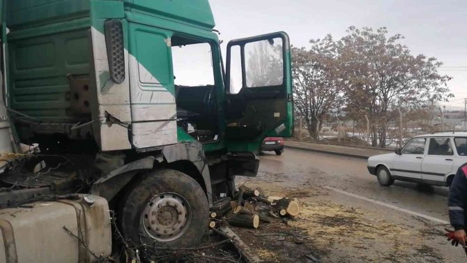 Ankara’da kontrolden çıkan tır orta refüje çıktı: 1 yaralı