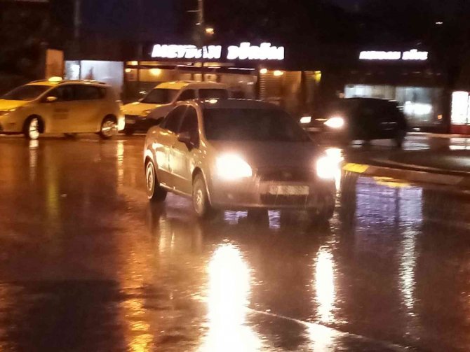 Bandırma’da akşam başlayan sağnak yağış etkili oldu