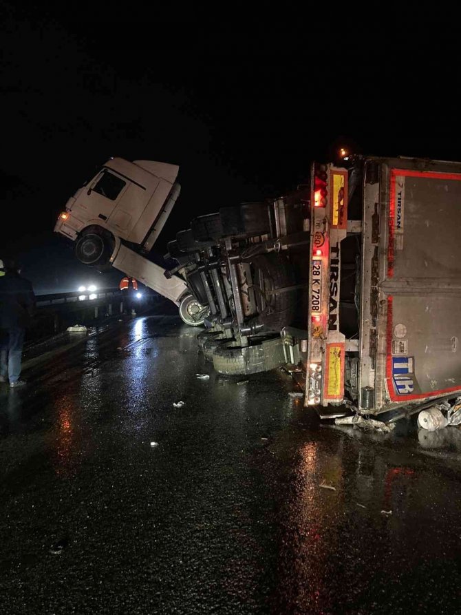 Bursa’da tır kazası nedeniyle Yalova-Bursa yolu ulaşıma kapandı