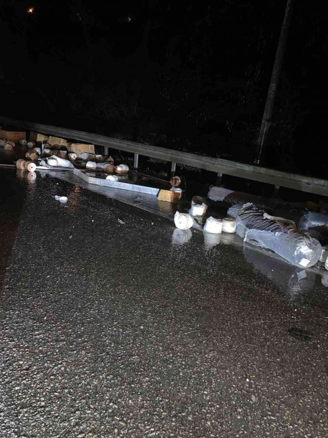 Bursa’da tır kazası nedeniyle Yalova-Bursa yolu ulaşıma kapandı