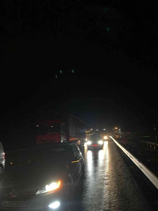 Bursa’da tır kazası nedeniyle Yalova-Bursa yolu ulaşıma kapandı