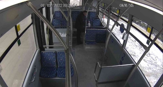 Çöp sandığı poşetten 4 bin 900 TL çıktı