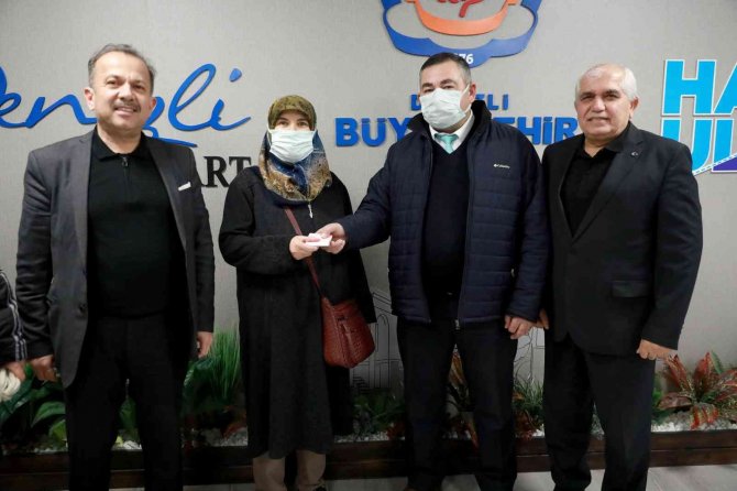 Çöp sandığı poşetten 4 bin 900 TL çıktı