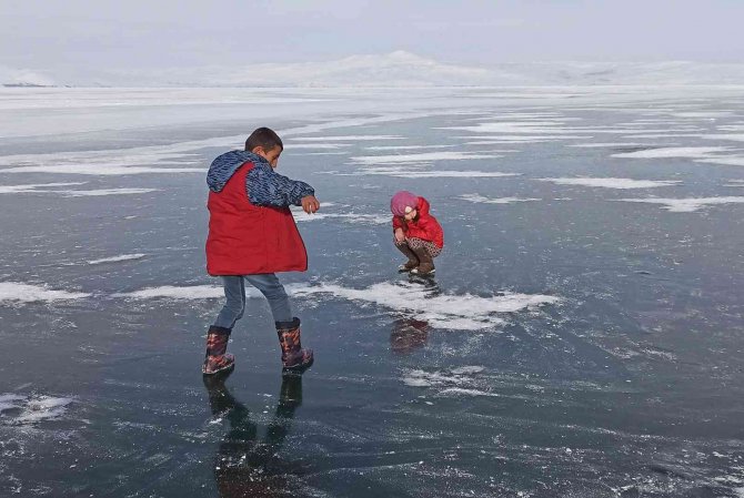 Donan göl çocukların oyun alanı oldu