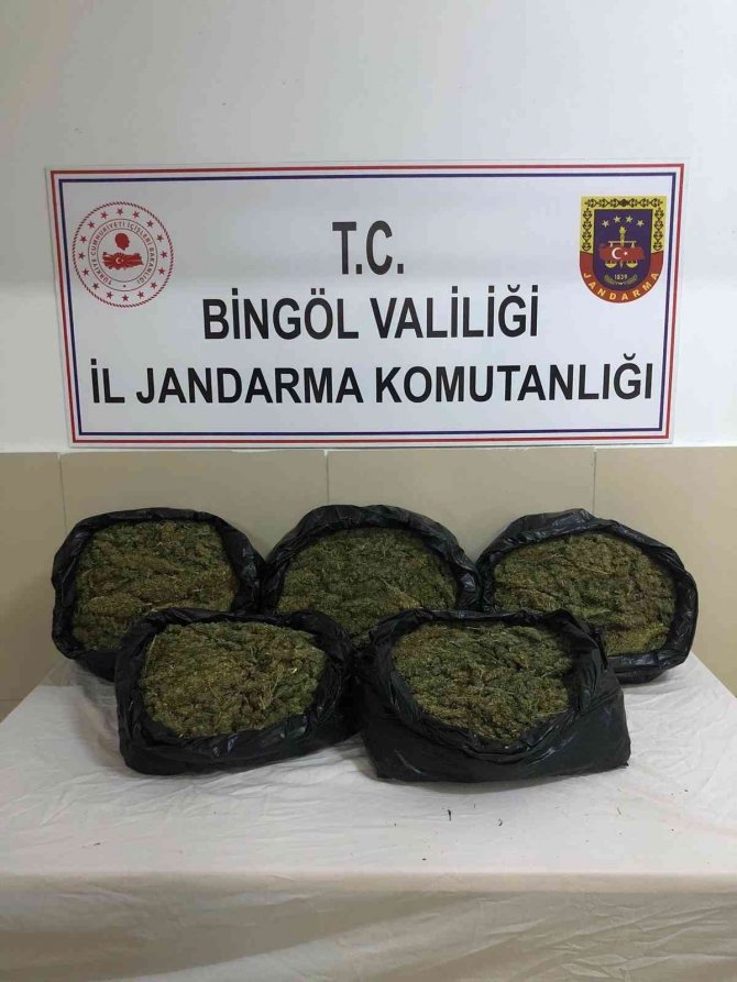 Dur ihtarına uymayarak kaçmaya çalıştı, elindeki çuvaldan 9 kilo esrar çıktı