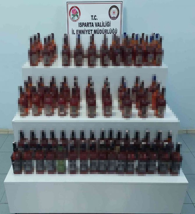 Isparta’da aranan araçta 95 şişe kaçak alkol çıktı