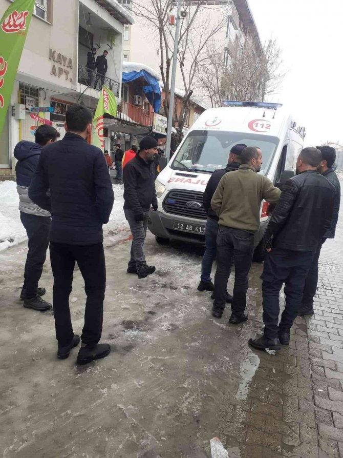 Kar kütleleri çocukların üzerine düştü