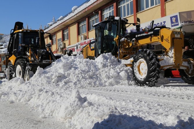 Kar yığınları kamyonlarla taşınıyor