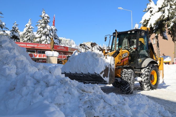 Kar yığınları kamyonlarla taşınıyor