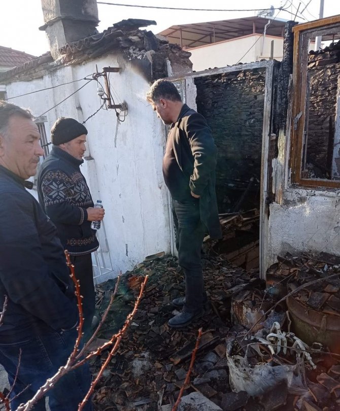 Manisa’da yangın bir evi kül etti