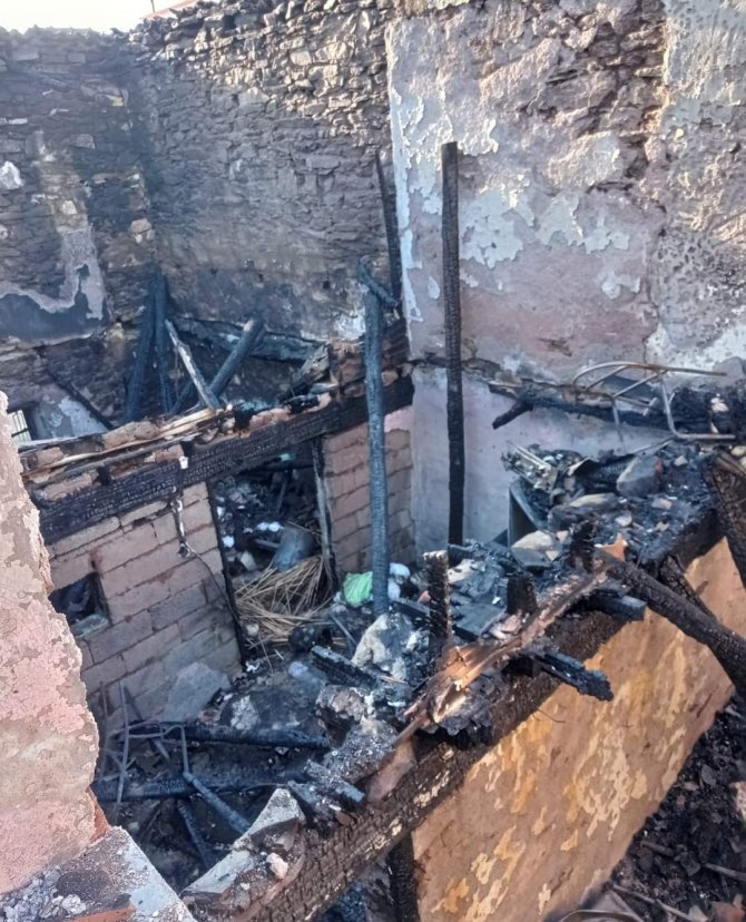 Manisa’da yangın bir evi kül etti