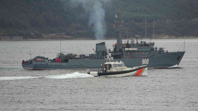 Rus savaş gemileri Çanakkale Boğazı’ndan geçti