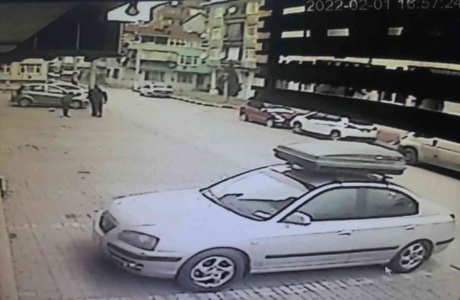 Sokak ortasında bıçaklı kavga: 1 yaralı