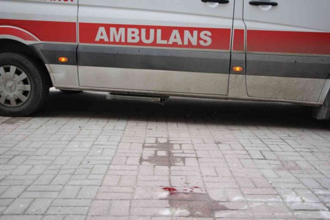 Sokak ortasında bıçaklı kavga: 1 yaralı