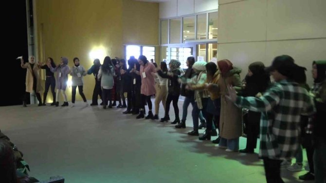 Üniversite öğrencilerine ‘hamsi şöleni’