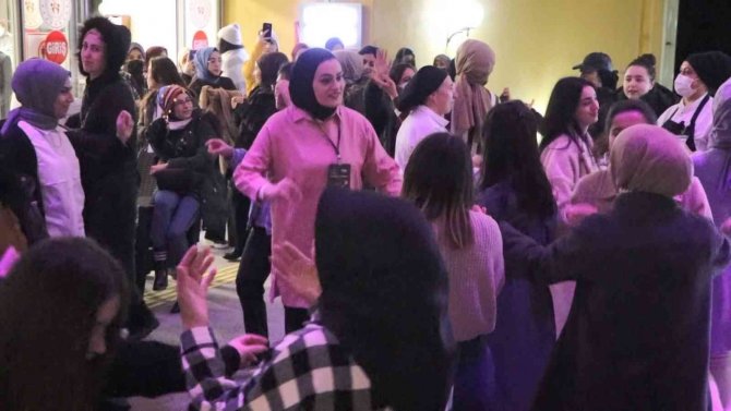 Üniversite öğrencilerine ‘hamsi şöleni’