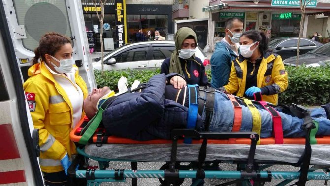 Yaya geçidine park edip kazaya davetiye çıkardı