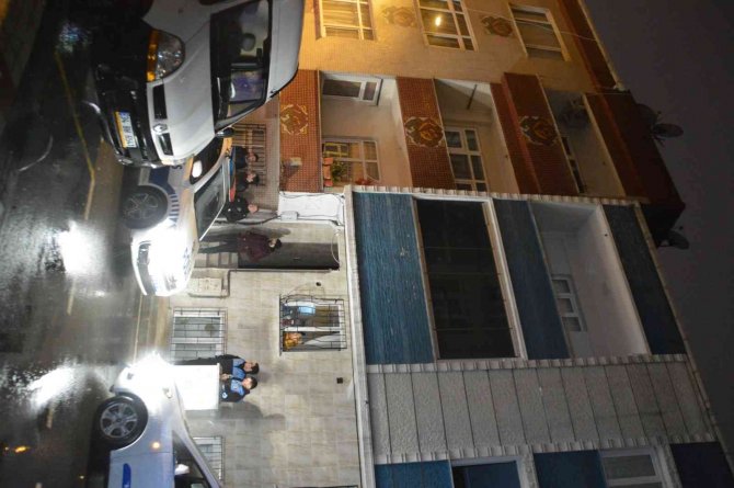 3 katlı binanın bahçesinde yaşanan göçük panik oluşturdu