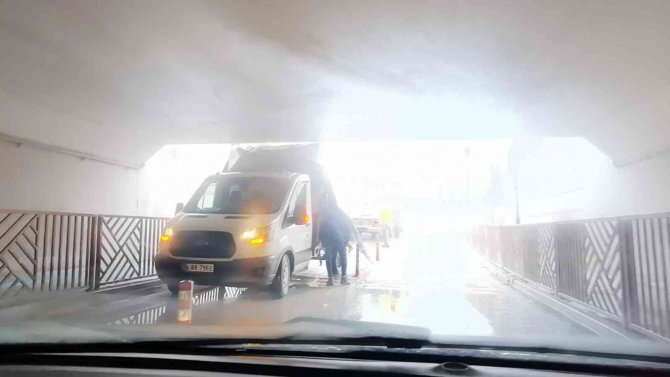 Alt geçide takılan kamyonetin kasası parçalara ayrıldı