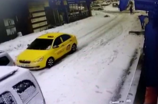 Bingöl’de çatıdan düşen karın altında kalan vatandaş yaralandı