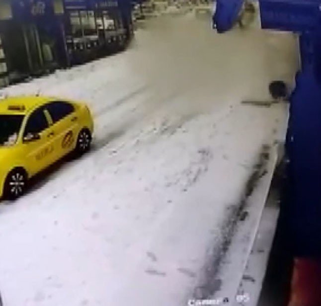 Bingöl’de çatıdan düşen karın altında kalan vatandaş yaralandı