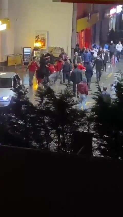 Çekmeköy’de benzin istasyonu çalışanlarıyla sürücüler arasında kavga