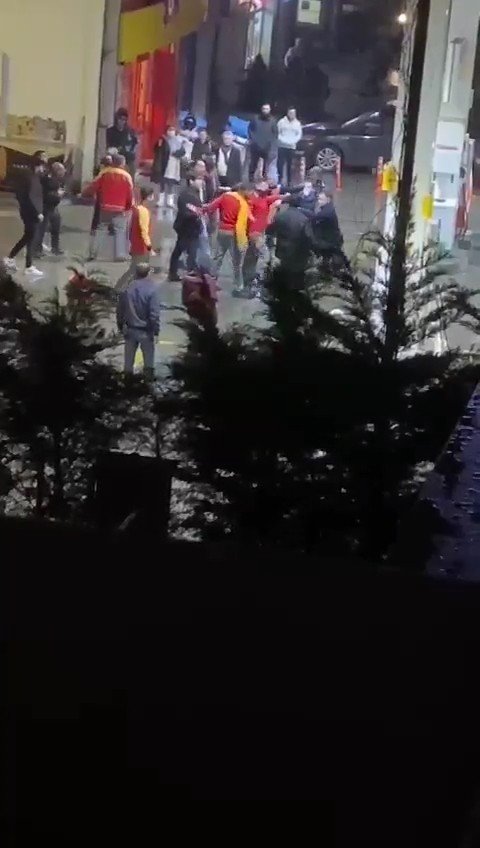 Çekmeköy’de benzin istasyonu çalışanlarıyla sürücüler arasında kavga