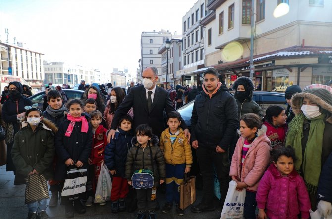 Konya Valisi Özkan çocuklara şivlilik dağıttı