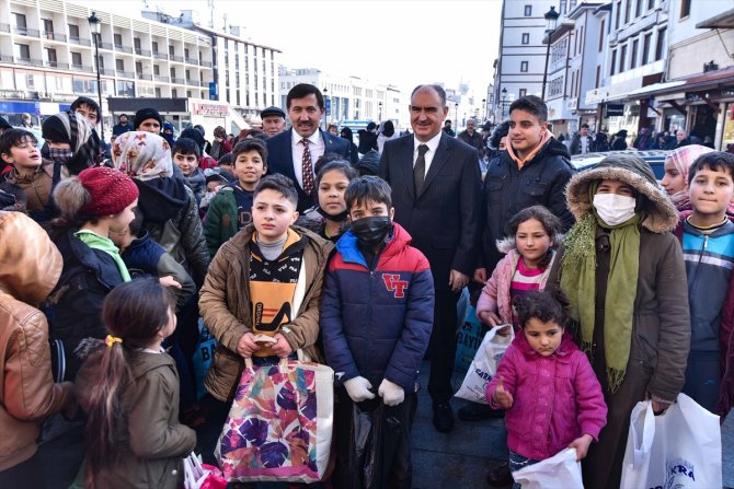 Konya Valisi Özkan çocuklara şivlilik dağıttı