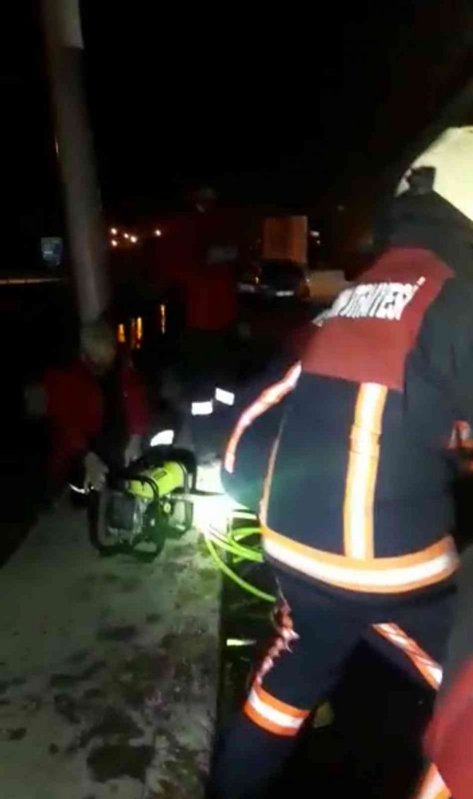 Dorse ile lastik arasında sıkışan sürücü hayatını kaybetti