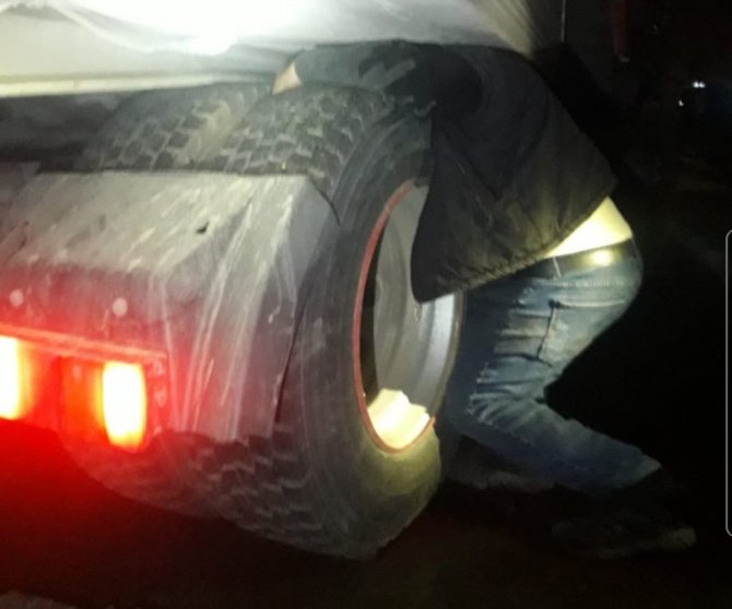 Dorse ile lastik arasında sıkışan sürücü hayatını kaybetti