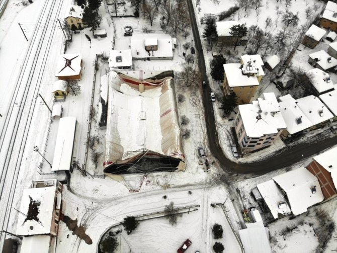 Halı sahanın çatısı çöktü facianın eşiğinden dönüldü