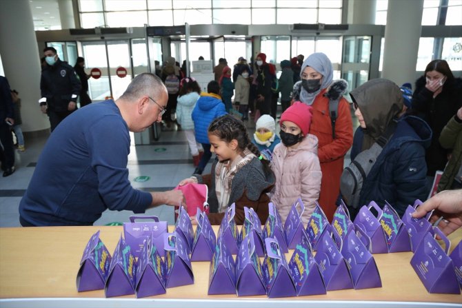 Konya'da hastanede yatan çocuklara şivlilik sürprizi