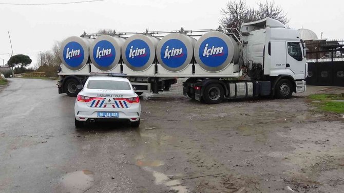 Havran Çayı taştı, kara yolu trafiğe kapandı