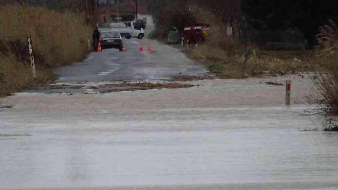 Havran Çayı taştı, kara yolu trafiğe kapandı