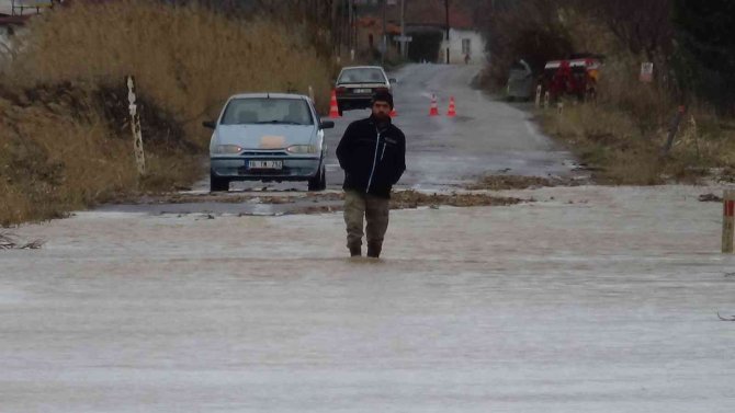 Havran Çayı taştı, kara yolu trafiğe kapandı