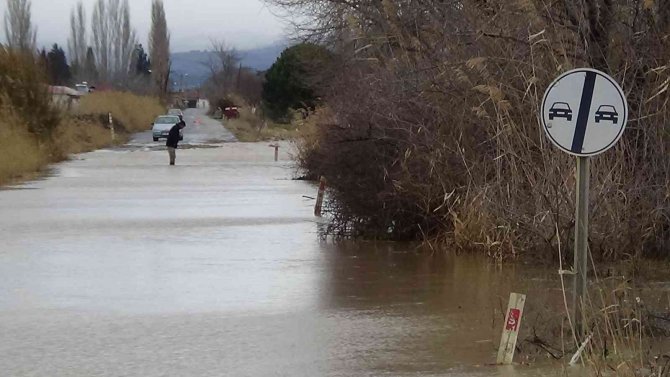 Havran Çayı taştı, kara yolu trafiğe kapandı