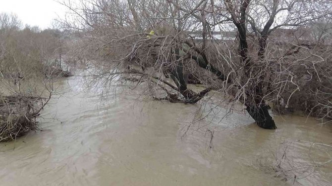 Havran Çayı taştı, kara yolu trafiğe kapandı