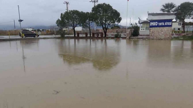Havran Çayı taştı, kara yolu trafiğe kapandı