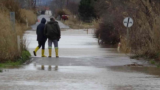 Havran Çayı taştı, kara yolu trafiğe kapandı