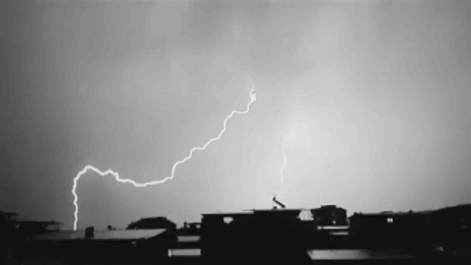 İzmir’de şimşekler görsel şölen oluşturdu