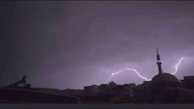 İzmir’de şimşekler görsel şölen oluşturdu
