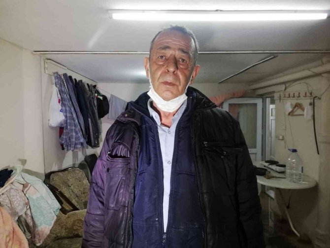 İzmir’i sağanak vurdu: Ev ve iş yerlerini su bastı, yol çöktü