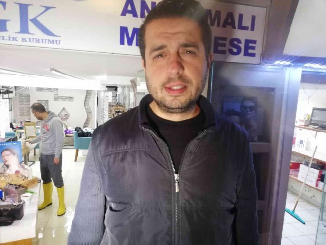 İzmir’i sağanak vurdu: Ev ve iş yerlerini su bastı, yol çöktü