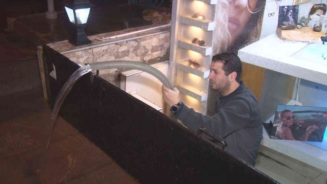 İzmir’i sağanak vurdu: Ev ve iş yerlerini su bastı, yol çöktü